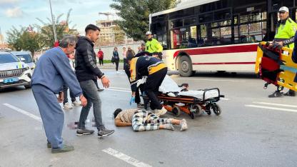 Belediye otobüsünün çarptığı kadın ağır yaralandı