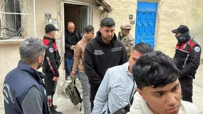 Bir evde 15 kaçak göçmen ile 4 FETÖ şüphelisi yakalandı
