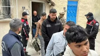 Bir evde 15 kaçak göçmen ile 4 FETÖ şüphelisi yakalandı