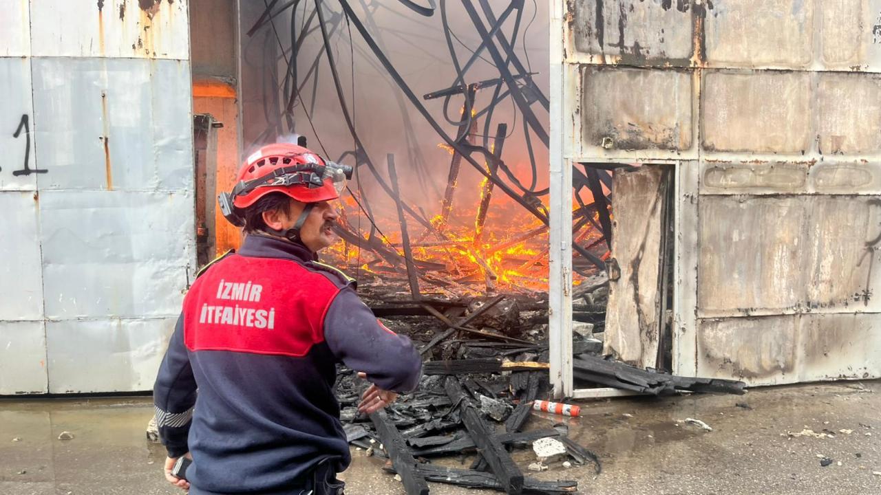Bornova’daki depo yangınına hızlı müdahale