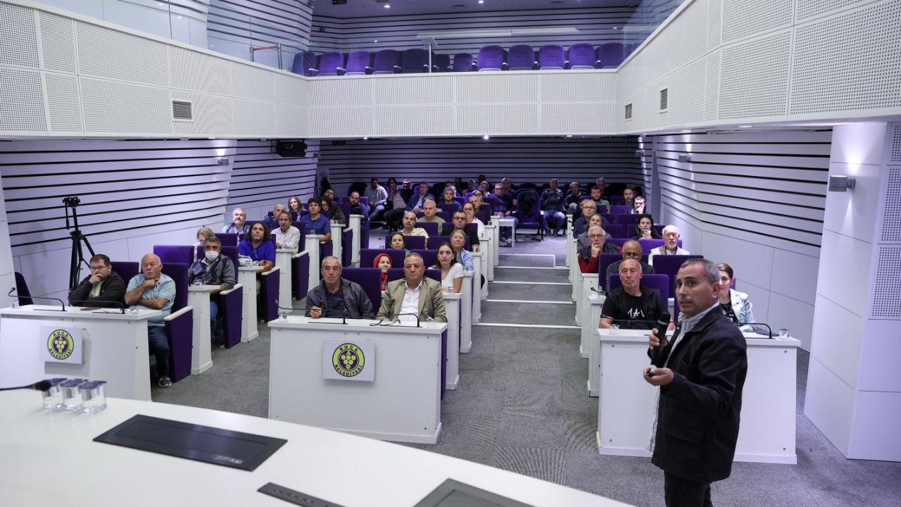 Buca Belediyesi’nden zeytin budama eğitimi