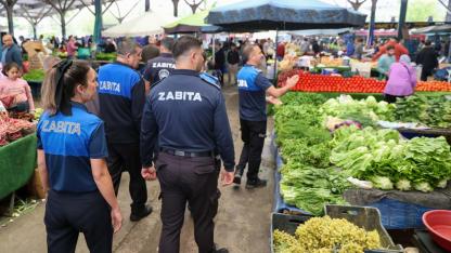 Buca’da zabıta ekipleri denetim için sahada