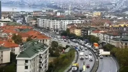 Büyükçekmece D-100 Karayolu'nda devrilen TIR kaldırıldı