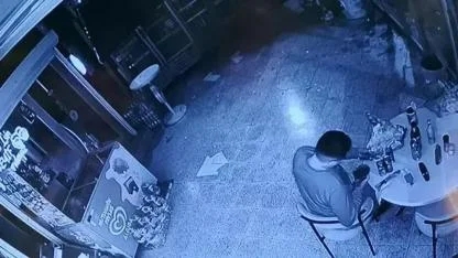 Camı kırıp girdiği markette yedi, içti ve gitti