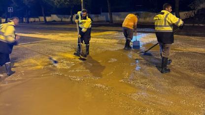 Çeşme'de şiddetli yağmur sele dönüştü