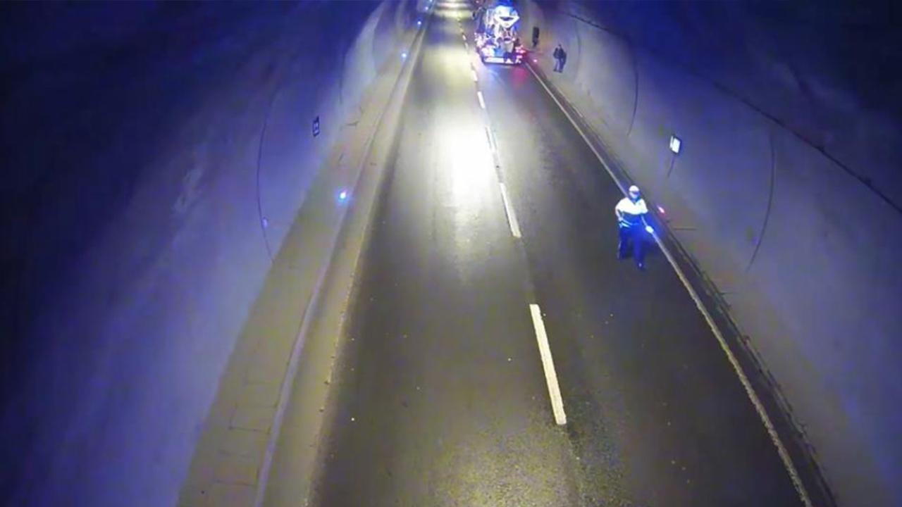 Cumhurbaşkanı Erdoğan’ın Rize’de konvoyunun geçeceği tünelde trafik polisleri olası kazayı önledi