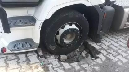 Esenyurt'ta TIR lastiği yola saplandı