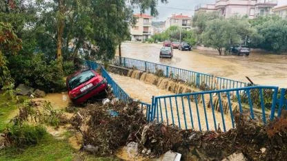Foça 1 saat süren yağmurun ardından sular altında kaldı