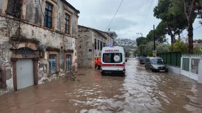 Foça’da yağış rekoru kırıldı, ekipler seferber oldu