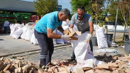 Gaziemir Belediyesi’nden yurttaşlara yakacak odun desteği