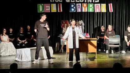 Genç İzmir’den tiyatroseverlere “Deli Bayramı” oyunu