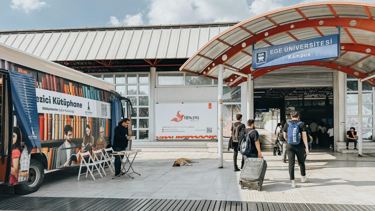 Gezici Kütüphane, Ege Üniversitesi Metro durağında