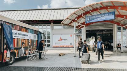 Gezici Kütüphane, Ege Üniversitesi Metro durağında