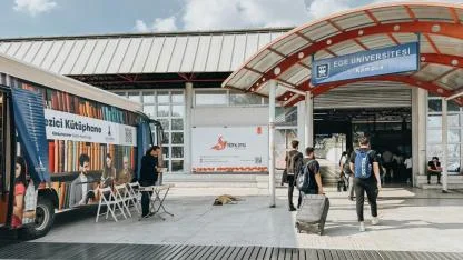 Gezici Kütüphane, Ege Üniversitesi Metro durağında