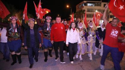 Güzelbahçe’de 102. Yıl coşkusu Kortej ve Konserle Kutlandı