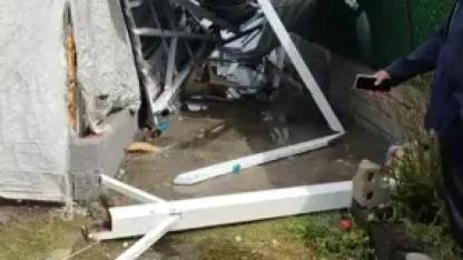 Hatay'da fırtına; 2 binanın çatısı uçtu, araçlar zarar gördü