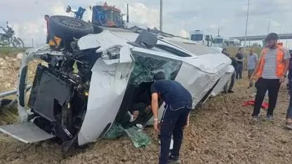 Hava yolu firmasının personelini taşıyan minibüs devrildi