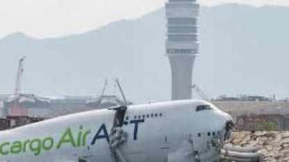 Hong Kong'da kargo uçağı pistten çıkarak denize düştü