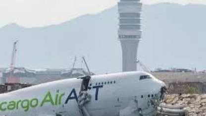 Hong Kong'da kargo uçağı pistten çıkarak denize düştü