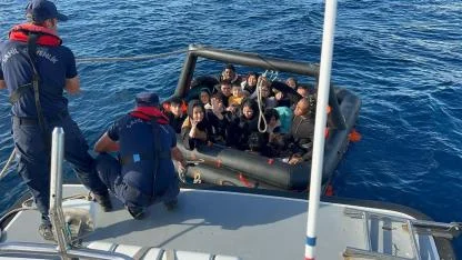 İzmir açıklarında 85 düzensiz göçmen kurtarıldı