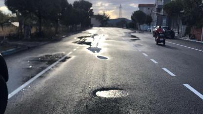 İzmir Büyükşehir'in Helvacı asfaltı 11 günde çöktü
