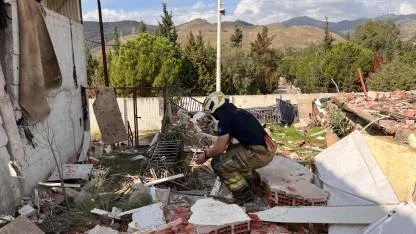 İzmir İtfaiyesi göçük altında kalan yurttaşı kurtardı