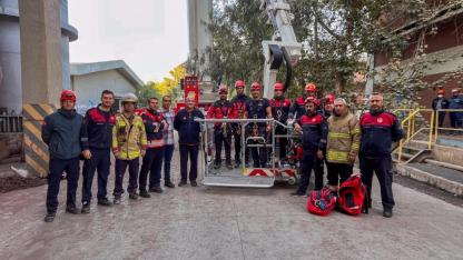 İzmir İtfaiyesi’nden baş döndüren kurtarma operasyonu