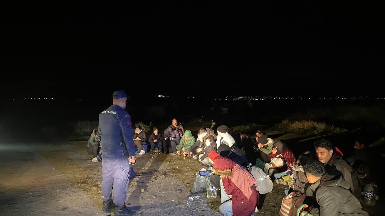 İzmir&#039;de 30 düzensiz göçmen yakalandı
