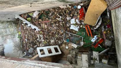 İzmir'de apartmanda ‘çöp ev' isyanı