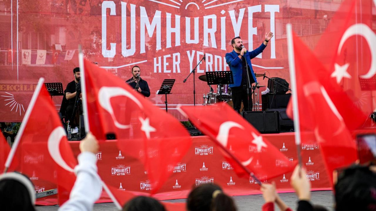İzmir’de Cumhuriyet coşkusu başladı