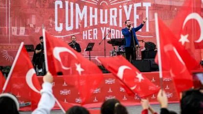 İzmir’de Cumhuriyet coşkusu başladı