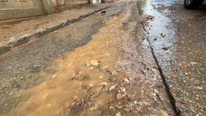 İzmir'de etkili olan sağanak sonrası yollar göle döndü