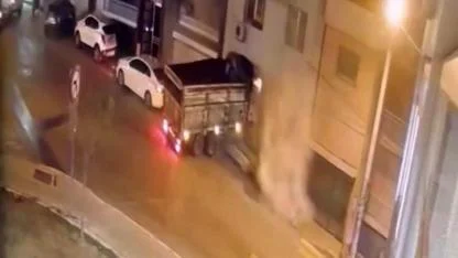İzmir'de freni boşalan kamyon duvarı yıkıp eve girdi
