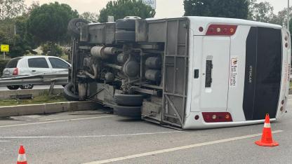 İzmir’de havalimanı personel servisi devrildi