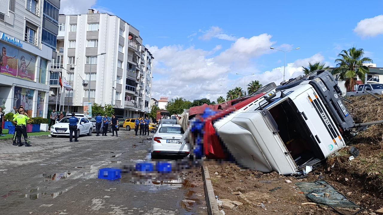 İzmir&#039;de kontrolden çıkan tır yan yola uçtu