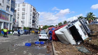 İzmir'de kontrolden çıkan tır yan yola uçtu