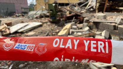 İzmir'de patlama: Ev yıkıldı, yaralılar var
