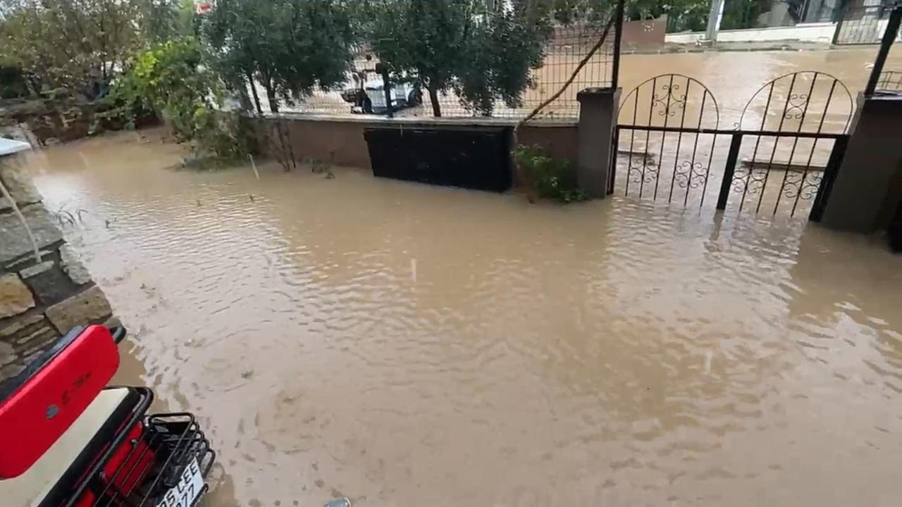 İzmir&#039;de sağanak yağış yolları göle çevirdi