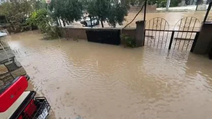 İzmir'de sağanak yağış yolları göle çevirdi