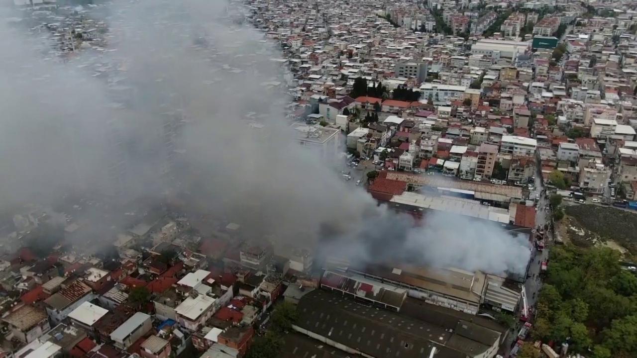 İzmir’deki depo yangını kontrol altında