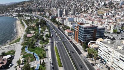 İzmir’in yollarında gece gündüz asfalt çalışması