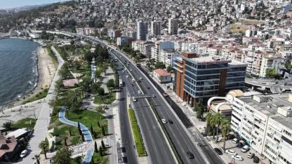 İzmir’in yollarında gece gündüz asfalt çalışması