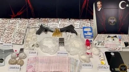 Kameralarla donatılan evden çok sayıda uyuşturucu madde çıktı