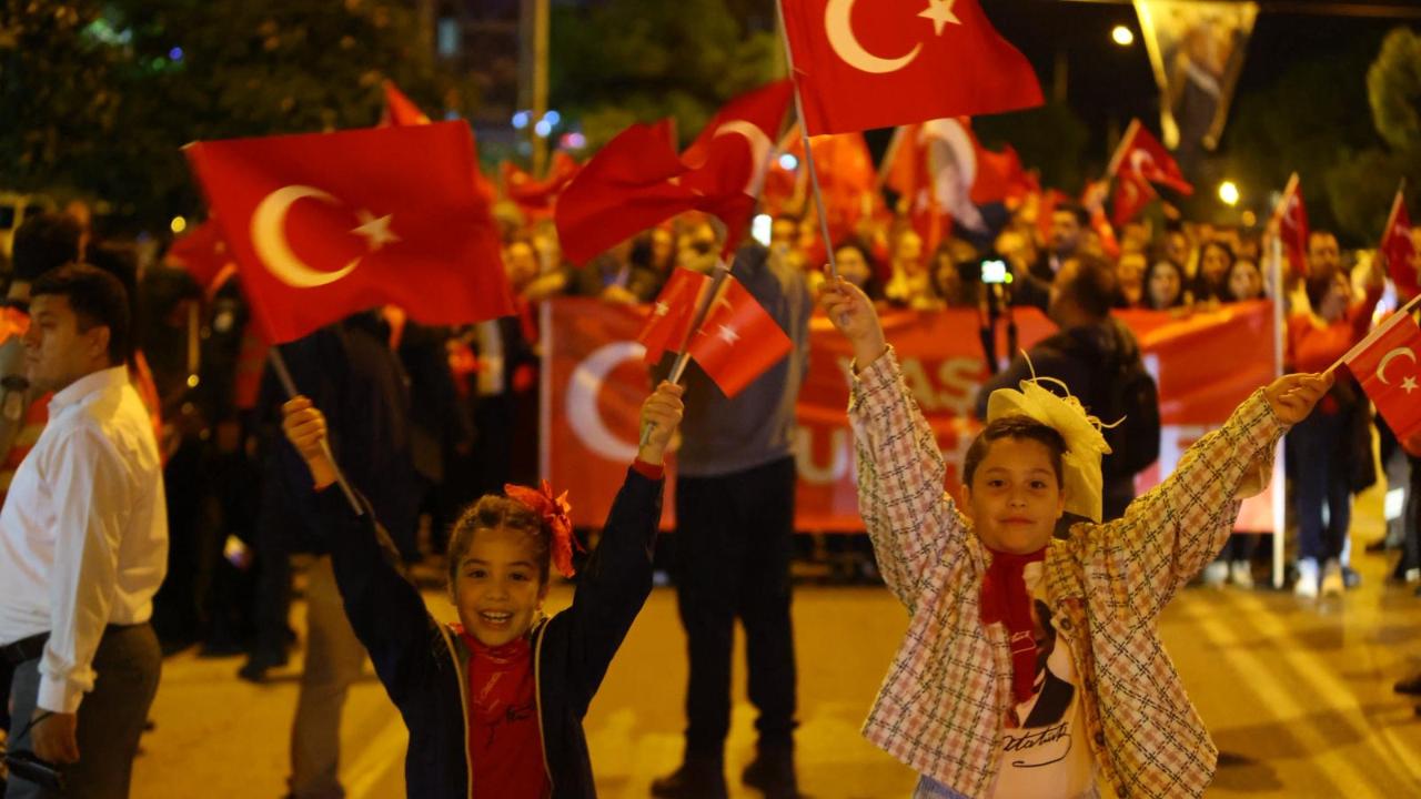 Karabağlar ’da Coşkulu Cumhuriyet Korteji