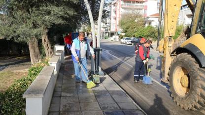 Menderes’te Caddeler Tertemiz