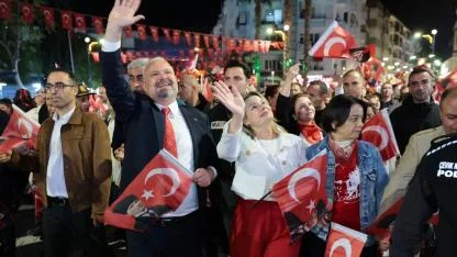 Menemen'de binler, Cumhuriyet sevgisiyle yürüdü