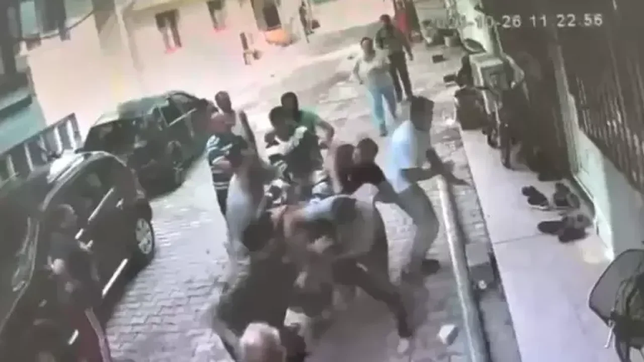 Park kavgasında birbirlerine kaldırım taşıyla vurdular