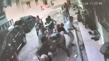 Park kavgasında birbirlerine kaldırım taşıyla vurdular