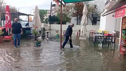Sağanak yağış Aliağa'da su baskınlarına neden oldu