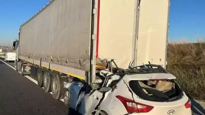 Silivri'de otomobil TIR'ın altına girdi